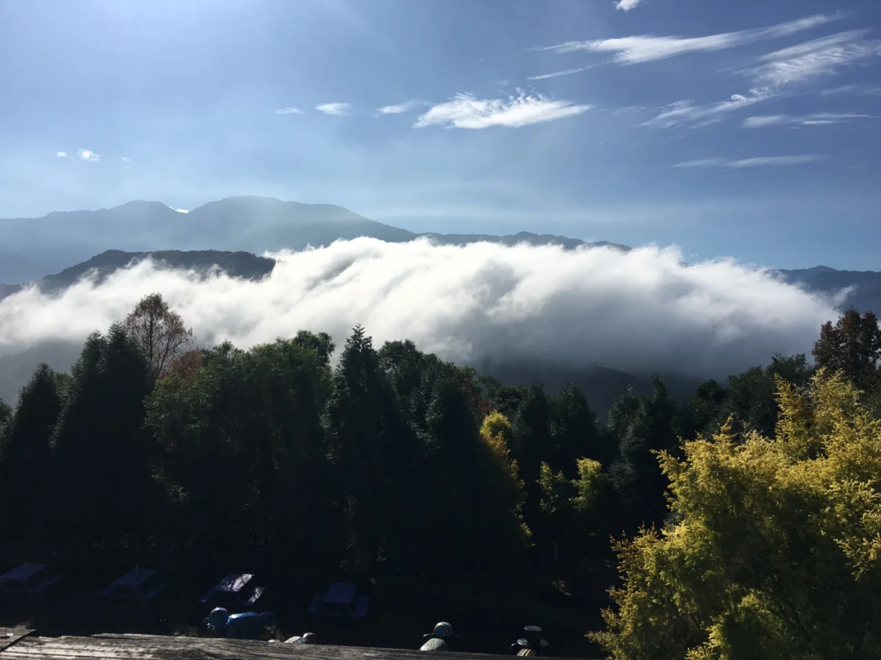 冬日山巒間層層雲海